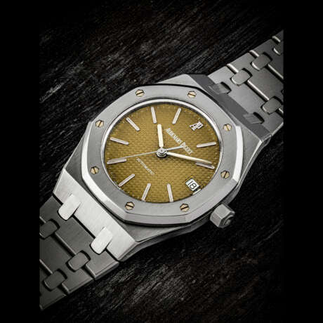 AUDEMARS PIGUET. AN ATTRACTIVE STAINLESS STEEL AUTOMATIC WRISTWATCH WITH SWEEP CENTRE SECONDS, DATE, BRACELET AND TROPICAL DIAL - фото 1