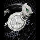 CARTIER. A LADY’S ATTRACTIVE 18K WHITE GOLD, DIAMOND, EMERALD AND ONYX-SET WRISTWATCH - Foto 1