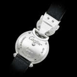 CARTIER. A LADY’S ATTRACTIVE 18K WHITE GOLD, DIAMOND, EMERALD AND ONYX-SET WRISTWATCH - Foto 3