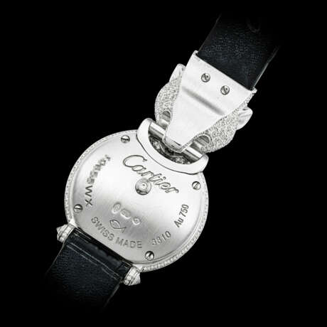 CARTIER. A LADY’S ATTRACTIVE 18K WHITE GOLD, DIAMOND, EMERALD AND ONYX-SET WRISTWATCH - Foto 3