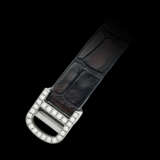CARTIER. A LADY’S ATTRACTIVE 18K WHITE GOLD, DIAMOND, EMERALD AND ONYX-SET WRISTWATCH - Foto 4