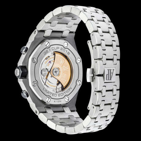 AUDEMARS PIGUET. A RARE TITANIUM LIMITED EDITION AUTOMATIC CHRONOGRAPH WRISTWATCH WITH DATE AND BRACELET, MADE TO COMMEORATE THE QUEEN ELIZABETH II CUP IN 2018 - photo 2