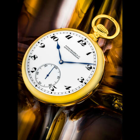 PATEK PHILIPPE. AN ASTONISHING, POSSIBLY UNIQUE AND HISTORICALLY IMPORTANT 18K GOLD TOURBILLON KEYLESS WATCH WITH WHITE ENAMEL DIAL, BREGUET NUMERALS AND HANDS, ACCOMPANIED BY ITS ANTIMAGNETIC OBSERVATORY CONTEST STAINLESS STEEL CASE AND CONTEST SECTOR DI - Foto 2