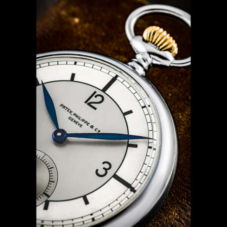 PATEK PHILIPPE. AN ASTONISHING, POSSIBLY UNIQUE AND HISTORICALLY IMPORTANT 18K GOLD TOURBILLON KEYLESS WATCH WITH WHITE ENAMEL DIAL, BREGUET NUMERALS AND HANDS, ACCOMPANIED BY ITS ANTIMAGNETIC OBSERVATORY CONTEST STAINLESS STEEL CASE AND CONTEST SECTOR DI - Foto 4