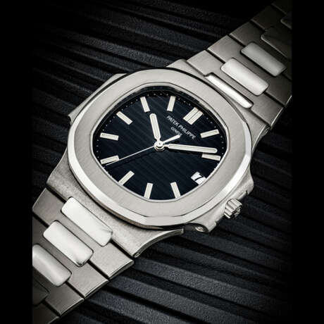 PATEK PHILIPPE. A RARE 18K WHITE GOLD AUTOMATIC WRISTWATCH WITH SWEEP CENTRE SECONDS, DATE AND BRACELET - Foto 1