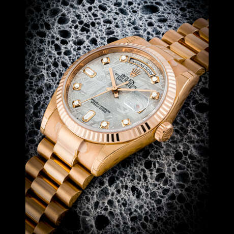 ROLEX. AN 18K PINK GOLD AND DIAMOND-SET AUTOMATIC WRISTWATCH WITH SWEEP CENTRE SECONDS, DAY, DATE, BRACELET AND METEORITE DIAL - фото 1
