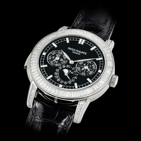 PATEK PHILIPPE. AN EXTREMELY RARE AND MAGNIFICENT PLATINUM AND BAGUETTE- CUT DIAMOND-SET AUTOMATIC “CATHEDRAL” MINUTE REPEATING PERPETUAL CALENDAR WRISTWATCH WITH MOON PHASES, 24 HOUR AND LEAP YEAR INDICATION - Foto 2