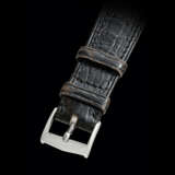 PATEK PHILIPPE. AN 18K WHITE GOLD ULTRA-SLIM WRISTWATCH - Foto 3