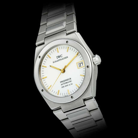 IWC. A STAINLESS STEEL AUTOMATIC WRISTWATCH WITH SWEEP CENTRE SECONDS, DATE AND BRACELET - Foto 1