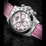 ROLEX. AN 18K WHITE GOLD AUTOMATIC CHRONOGRAPH WRISTWATCH WITH PINK MOTHER-OF-PEARL DIAL - фото 1