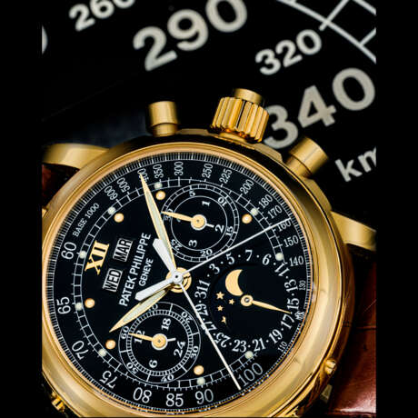 PATEK PHILIPPE. AN IMPORTANT AND POSSIBLY UNIQUE 18K GOLD SPLIT SECONDS CHRONOGRAPH PERPETUAL CALENDAR WRISTWATCH WITH MOON PHASES, 24 HOUR, LEAP YEAR INDICATION AND BLACK MONOGRAM DIAL WITH LUMINOUS HOUR MARKERS AND TACHYMETER SCALE - Foto 3