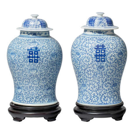 Paar Deckelvasen mit «Shuangxi» Dekor - Foto 1