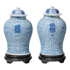 Paar Deckelvasen mit «Shuangxi» Dekor