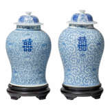 Paar Deckelvasen mit «Shuangxi» Dekor - Foto 1
