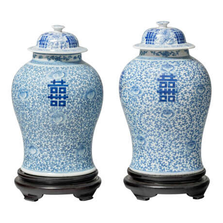 Paar Deckelvasen mit «Shuangxi» Dekor - фото 2
