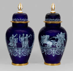 Seltenes Paar prächtiger monumentaler Vasen