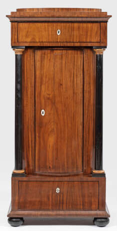 Biedermeier-Pfeilerschrank - photo 1