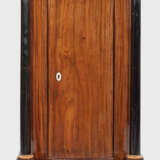 Biedermeier-Pfeilerschrank - photo 1