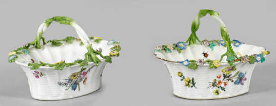 Paar kleine Henkelkörbe mit Blumen- und Insektendekor - photo 1