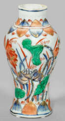 Kleine Imari-Vase mit floralem Reliefdekor aus Adelsbesitz
