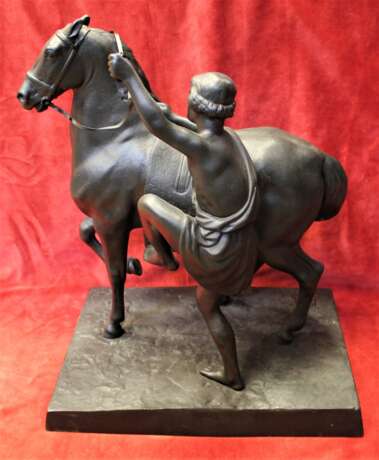 Скульптура "Конь с возничим" 1908 г. - фото 1