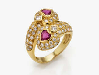 Ring mit herzförmigen Rubinen und Diamanten