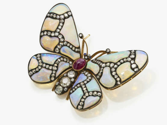 Brosche in Form eines Schmetterlings mit Weißopal, Diamanten, Saphir und Rubin - Österreich, 1950er Jahre - photo 2