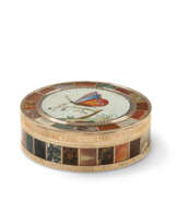 BONBONNIERE ALLEMANDE OU STEINKABINETTABATIERE EN OR, PIERRES DURES ET MICROMOSAIQUE