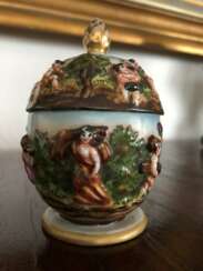 Le vase. De capodimonte, Italie, XIXE siècle