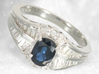 Ring: moderner Platinring mit Saphir und Diamanten, neuwertig