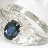 Ring: moderner Platinring mit Saphir und Diamanten, neuwertig - photo 2