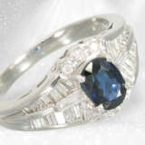 Ring: moderner Platinring mit Saphir und Diamanten, neuwertig - photo 3