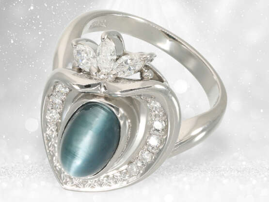 Ring: hochfeiner, neuwertiger Designerring aus Platin, "Blue Cat's Eye Chrysoberyll" und Diamanten, Unikat - Foto 1
