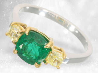 Bicolor-Goldschmiedering mit schönem Smaragd und gelben Fancy Diamanten