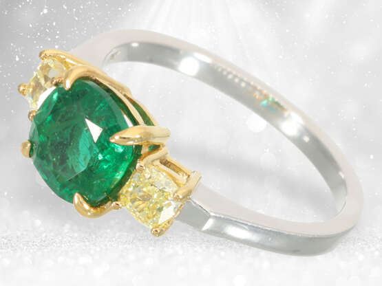 Bicolor-Goldschmiedering mit schönem Smaragd und gelben Fancy Diamanten - photo 4