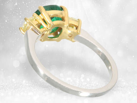 Bicolor-Goldschmiedering mit schönem Smaragd und gelben Fancy Diamanten - photo 5