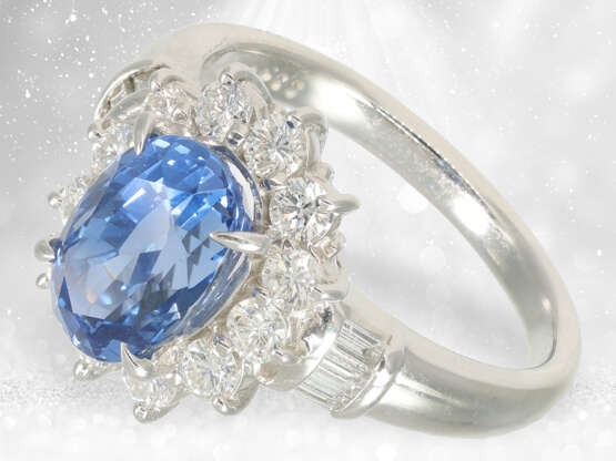 Ring: Platinring mit sehr wertvollem Ceylon Saphir "NO HEAT" und feinstem Diamantbesatz, neuwertig - photo 4