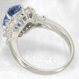 Ring: Platinring mit sehr wertvollem Ceylon Saphir "NO HEAT" und feinstem Diamantbesatz, neuwertig - photo 5