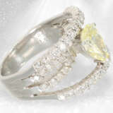 Ring: moderner Platin-Designerring mit großem Fancy Yellow Diamant von 1,34ct, IGI-Zertifikat - Foto 2