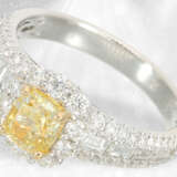 Ring: aufwendig gestalteter Diamantring, Mittelstein Fancy Yellow 1ct, GIA-Zertifikat - photo 1