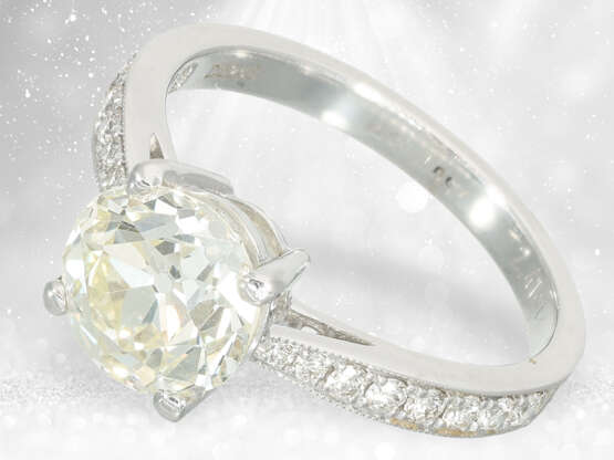 Ring: hochfeiner Diamantring, Mittelstein ein feiner Altschliff-Diamant von 2,41ct - Foto 2