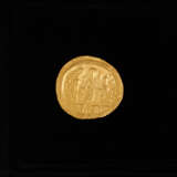 Byzanz /GOLD Kaiser Justinian I. Solidus, 545-565 n. Chr. - photo 3