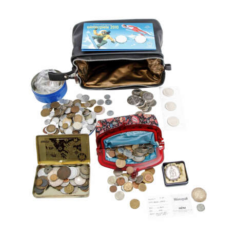 Kleines Täschchen, befüllt mit diversen Münzen, darunter viele Kursmünzen - Foto 1