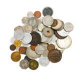 Kleines Täschchen, befüllt mit diversen Münzen, darunter viele Kursmünzen - Foto 2