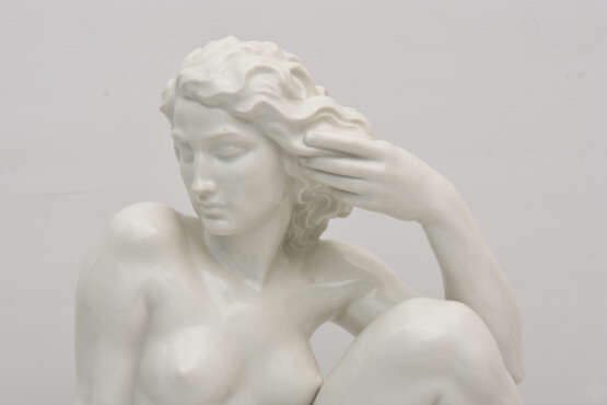 MEISSEN, Skulptur "Die Sinnende", Porzellan, um 1940. - photo 2