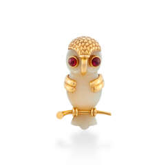 MID 20TH CENTURY CARTIER CHALCEDONY, RUBY AND GOLD OWL BROOCH