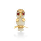 MID 20TH CENTURY CARTIER CHALCEDONY, RUBY AND GOLD OWL BROOCH - фото 2