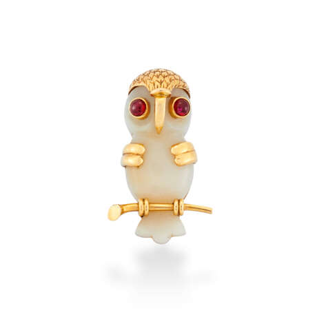 MID 20TH CENTURY CARTIER CHALCEDONY, RUBY AND GOLD OWL BROOCH - Foto 2