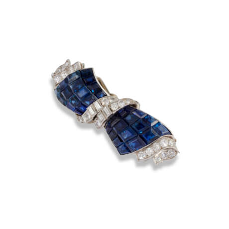 MID 20TH CENTURY SAPPHIRE AND DIAMOND DOUBLE CLIP BOW BROOCH - фото 2