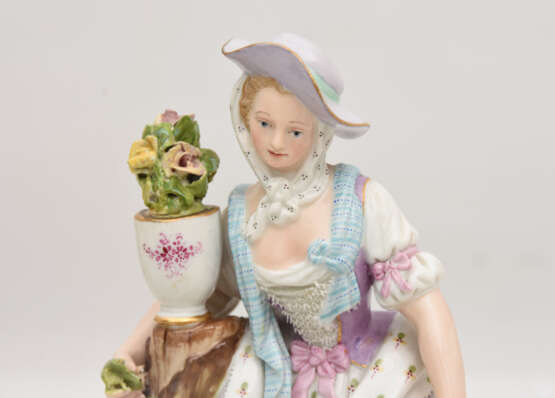MEISSEN FIGURINE, Dame mit Blumengirlande, 19. Jahrhundert - photo 2